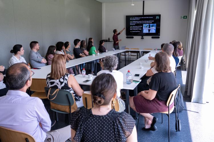 Hosting ERCEA staff members to introduce ERC CoG project and visit to the lab and facilities